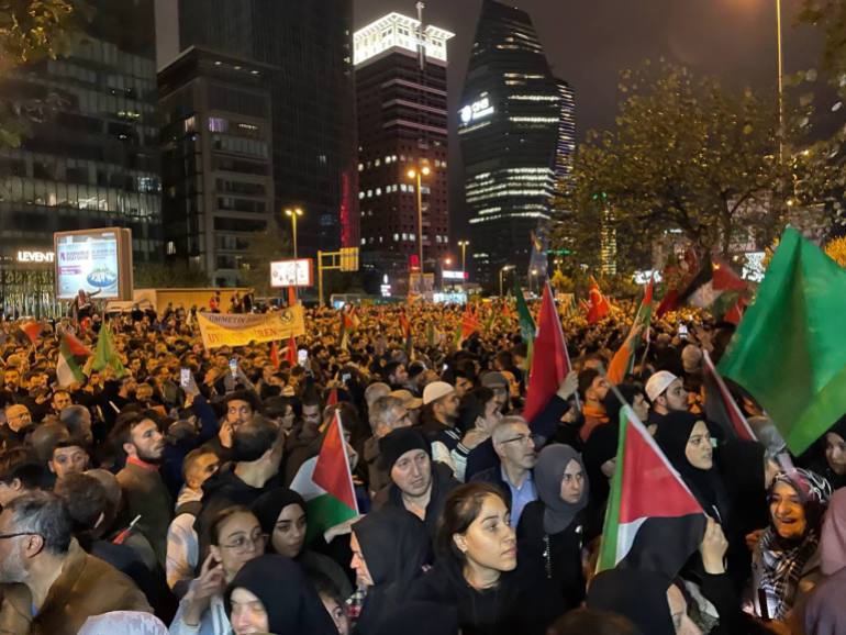 وتجمع مواطنون أمام قنصلية إسرائيل العامة في إسطنبول، واحتجوا على الاعتداء على المستشفى الأهلي المعمداني في غزة. ( إبراهيم خليل أكتورك – وكالة الأناضول )