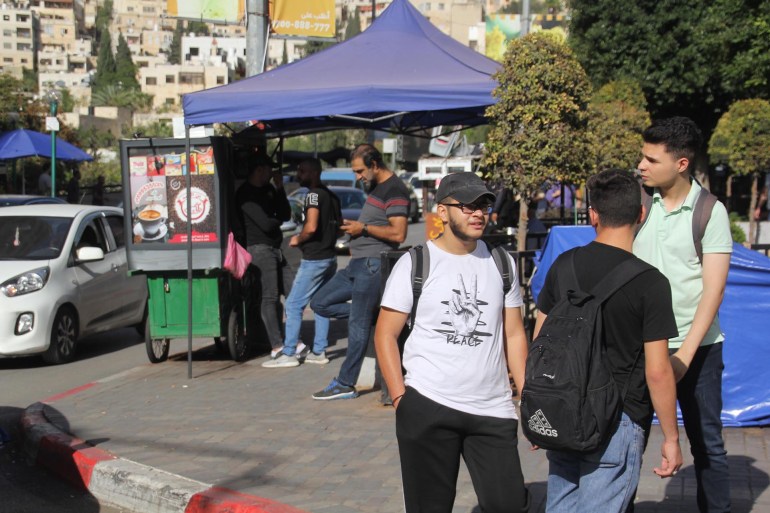 بعض العمال المسرحين لجؤوا لمشاريع صغيرة كالأكشاك للعيش (الجزيرة)