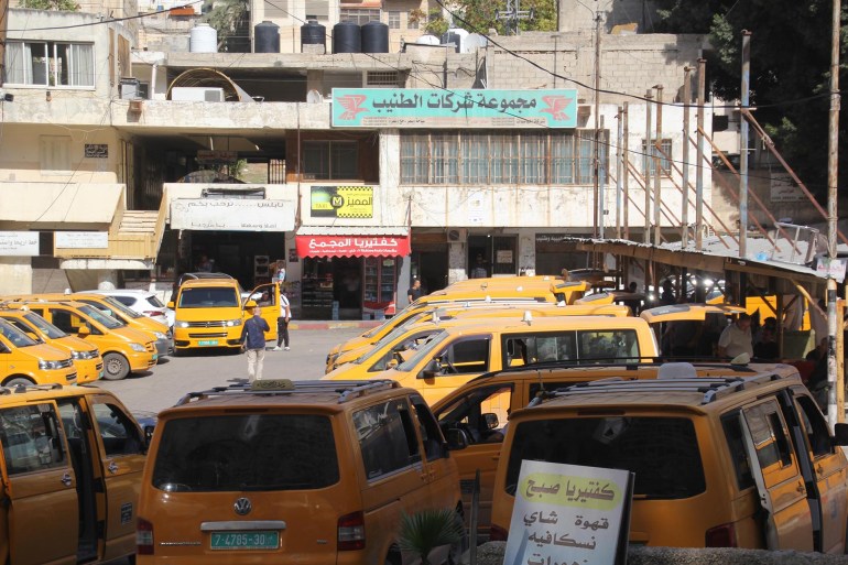 عمال قطاع النقل تضرروا بسبب الإغلاقات وعزل الاحتلال المدن (الجزيرة)