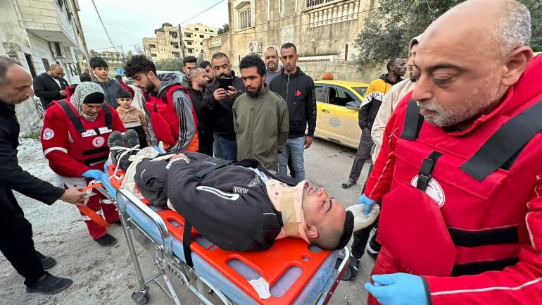 صورة 3_ 18-1-2024_ فاطمة محمود طولكرم فلسطين الجزيرة نت _ أحد الشبان المفرج عنهم بعد تعرضه للضرب المبرح خلال اعتقاله حيث تضرر عنقه واحتاج للنقل إلى المستشفى