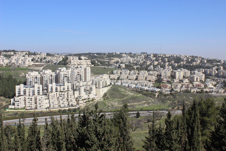 1-أسيل جندي، صور باهر، القدس، صورة عامة تظهر بها المستوطنات التي تطوق بلدتي صور باهر وأم طوبا(الجزيرة نت)