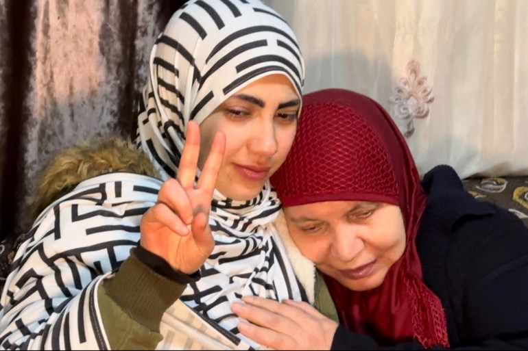 الأسيرة المحررة حنين المساعيد من مخيم عايدة للاجئين الفلسطينيين في بيت لحم مع والدتها.