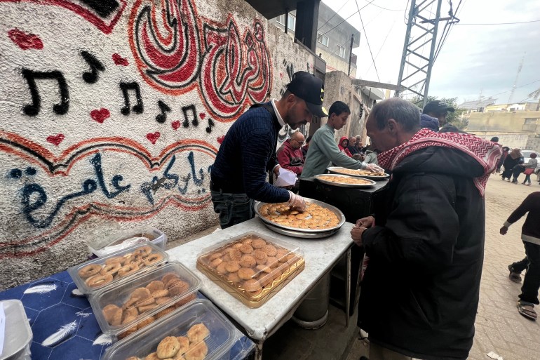 1- يلجأ بعض الغزيين إلى شراء الكعك كونه يحتاج كميات أقل من السكر وبالتالي فإن سعره أرخص من بقية الحلويات الأخرى