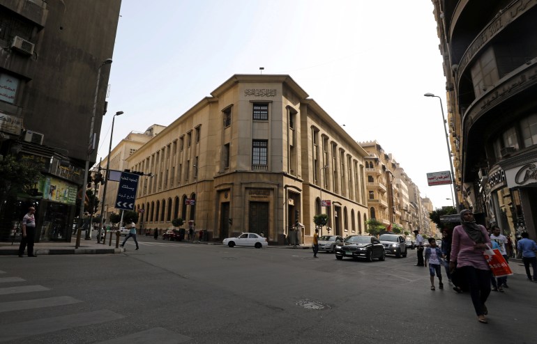 البنك المركزي يقول إنه يحاول المحافظة على القدرة التنافسية لمصر- تصوير المراسل Egyptians walk in front of the central bank in central Cairo, Egypt, June 7, 2017. REUTERS/Mohamed Abd El Ghany