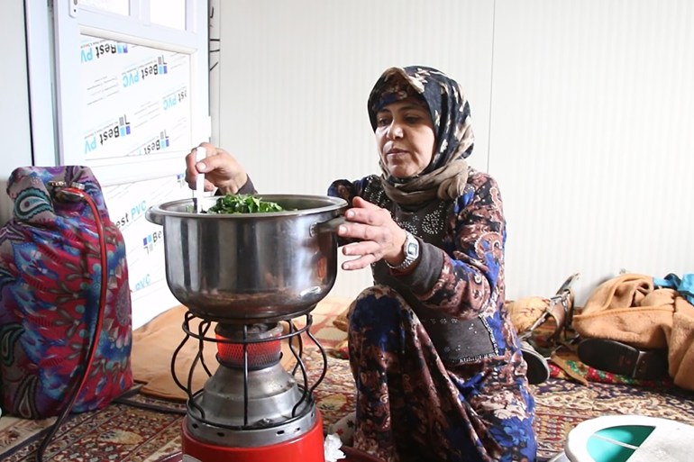 خلف الخيام.. غالية محمد قهر وصمود في مخيمات النزوح بريف إدلب