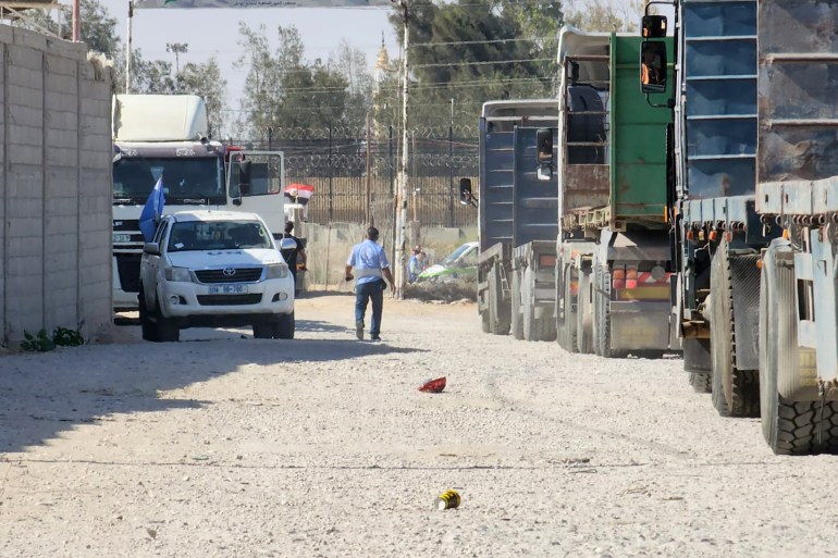 إثر استهداف الاحتلال للشرطة سادت مظاهر استيلاء لصوص وقطاع طرق على شاحنات المساعدات في قطاع غزة-رائد موسى-رفح-الجزيرة نت