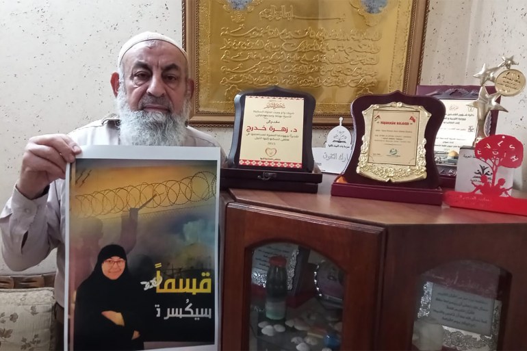 عبد اللطيف ابو سفاقة زوج الاسيرة زهرة خدرج يحمل صورتها- الضفة الغربية- قلقيلية- منزل عائلة الاسيرة زهرة خدرج- الصورة من الضيف - الجزيرة نت