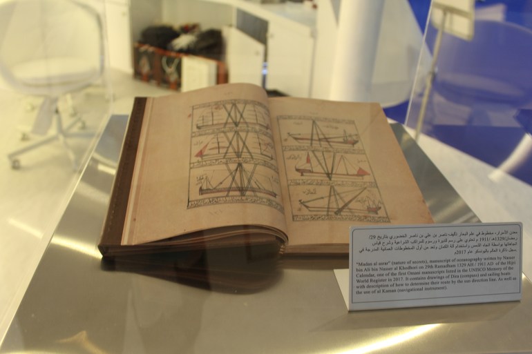 مخطوطة عمانية نادرة عن خطوط الطول والعرض ورسوم المراكب الشراعية (الجزيرة(