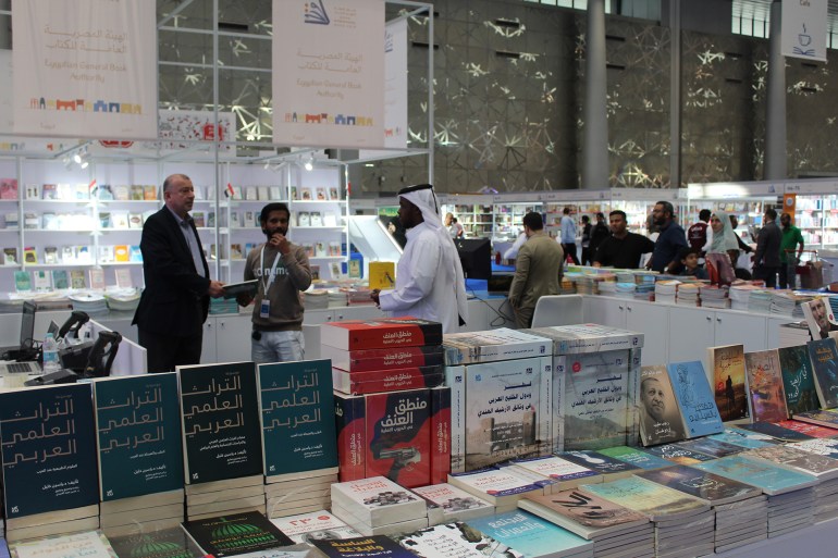 معرض الدوحة الدولي للكتاب بات مركزا مهما لتبادل الأفكار والخبرات، ومنصة فريدة تجسد روح الكتاب والفن والثقافة في مكان واحد (الجزيرة)