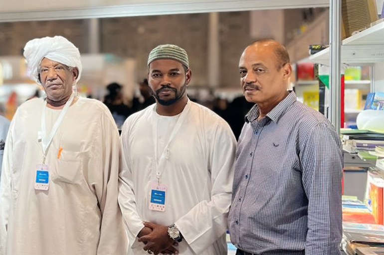 بعض أفراد الجالية السودانية في دار عزة