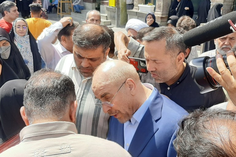 المرشح الرئاسي قاليباف يتحدث وأنصاره عقب الإدلاء بصوته في العتبة المقدسة لشاه عبد العظيم الحسني جنوبي طهران 2 (الجزيرة)