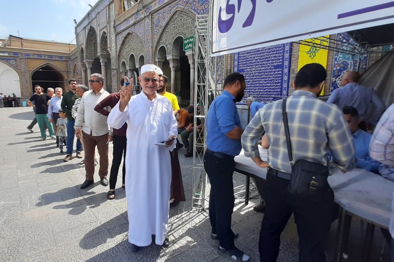 عربي إيراني يحرص على المشاركة في الانتخابات الرئاسية بزيه العربي (الجزيرة)