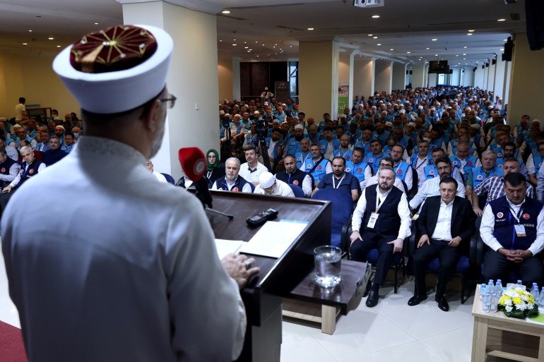 رئيس-الشؤون-الدينية،-علي-أرباش-يجمع-مع-الفرق-التركية-العاملة-في-مكة
