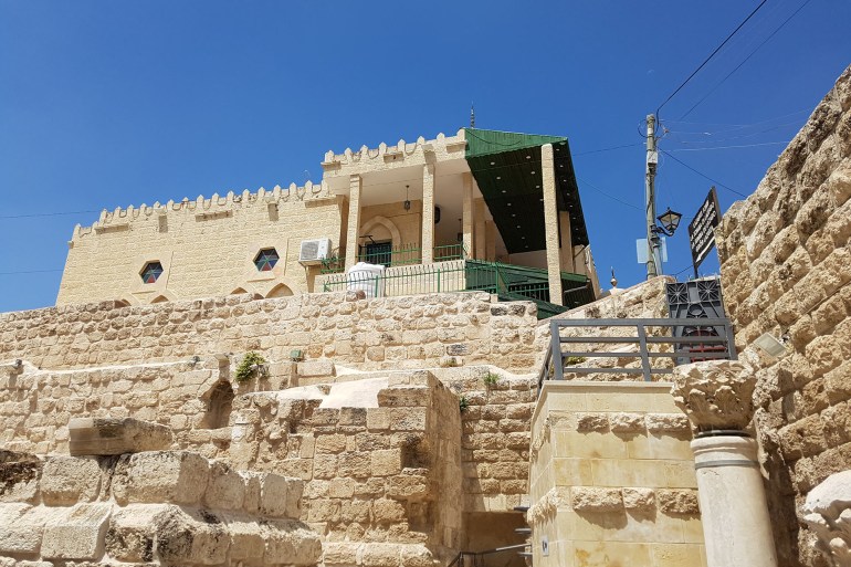 5-أسيل جندي، البلدة القديمة، العيزرية، شرق القدس،صورة للمسجد الذي بني في عهد صلاح الدين الأيوبي بين الكنيستين في العيزرية(الجزيرة نت)