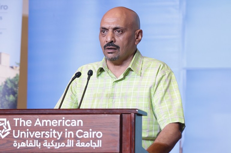 وليد الزريقي اللاجيء اليمنيي مؤسسة مبادرة وجود اليمنية لدعم اللاجئين اثناء تكريمه بالجامعة الامريكية بالقاهرة - الحساب الرسمي للجامعة على فيس بو