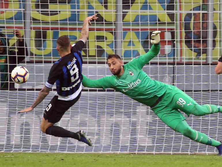 epa07110015 Inter Milan's Mauro Icardi (L) vies for the ball with AC Milan goalkeeper Gianluigi Donnarumma during the Italian Serie A soccer match between Inter Milan and AC Milan at Giuseppe Meazza stadium in Milan, Italy, 21 October 2018. EPA-EFE/MATTEO BAZZI