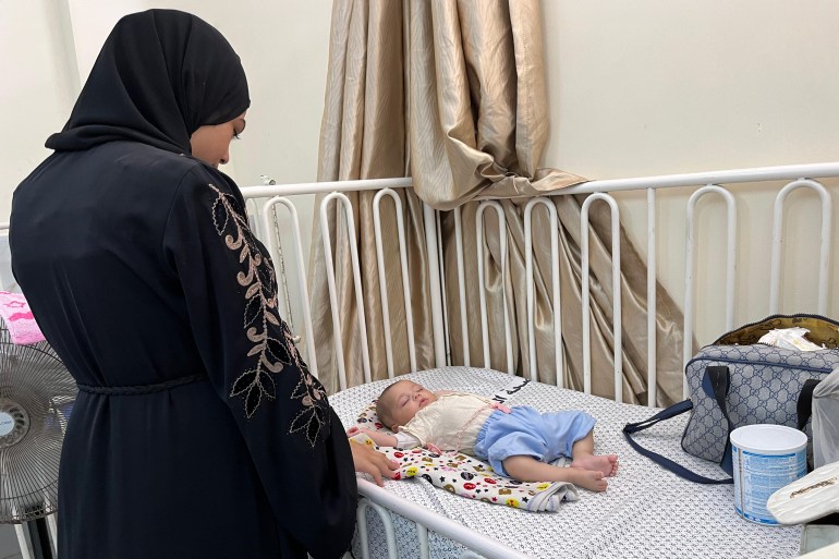 الصورة 5: الأم سجى تستعد لمغادرة المستوصف بعد استجابة ابنها محمد للعلاج بعد معاناته من سوء تغذية حاد