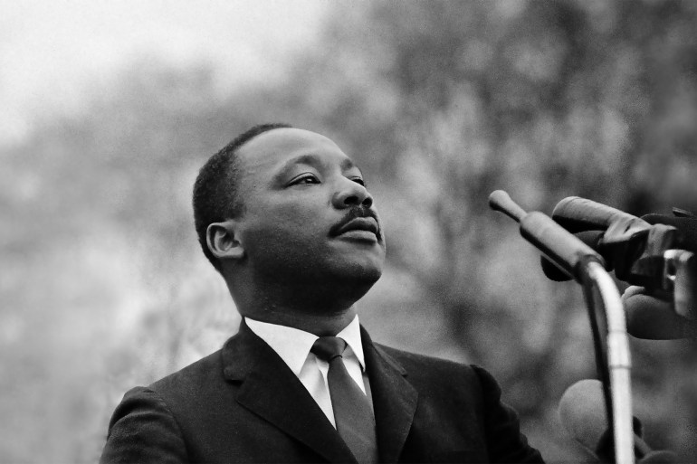 مارتن لوثر كينغ Martin Luther King Selma to Montgomery Alabama March MONTGOMERY, AL - MARCH 25: Dr. Martin Luther King, Jr. speaking before crowd of 25,000 Selma To Montgomery, Alabama civil rights marchers, in front of Montgomery, Alabama state capital building. On March 25, 1965 in Montgomery, Alabama. (Photo by Stephen F. Somerstein/Getty Images)