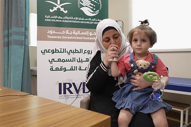 الطفلة مريم أثناء إجراء تجربة الصوت بعد الخروج من العملية