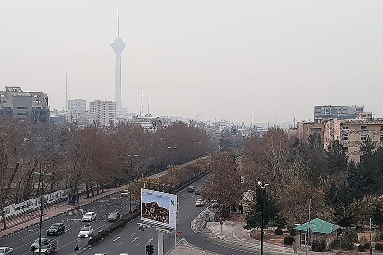 تعاني طهران من تلوث الجو في أغلب أيام السنة (الجزيرة)