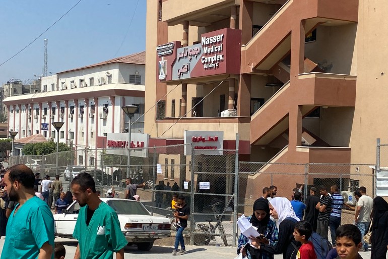 يعمل موظفون وموظفات في وحدة نظم المعلومات الصحية على استقاء بيانات الشهداء وتدقيقها قبل اعتمادها رسمياً-رائد موسى-خان يونس-الجزيرة نت