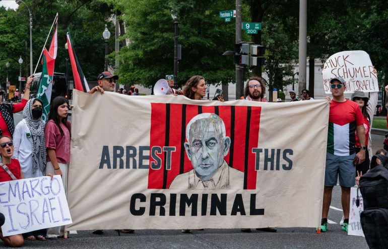 نتنياهو Pro-Palestinian demonstrators protest near the US Capitol as Israeli Prime Minister Benjamin Netanyahu addresses a joint meeting of Congress on July 24, 2024, in Washington, DC. (Photo by andrew thomas / AFP