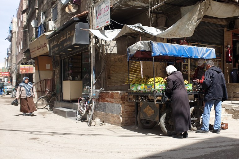 شام مصطفى_سوريا_مشهد لشراء الفواكه من إحدى حارات ريف دمشق_حصري الجزيرة نت_