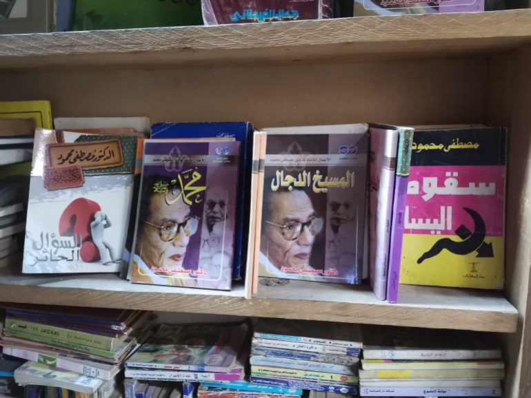 مازال الإقبال على شراء كتب مصطفى محمود