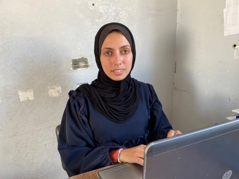 تغريد الصيفي تتحدث عن تراجع مستوى الخدمات خاصة في التكية الخيرية بسبب القيود الاسرائيلية على المساعدات وارتفاع الاسعار بالأسواق-رائد موسى-دير البلح-الجزيرة نت