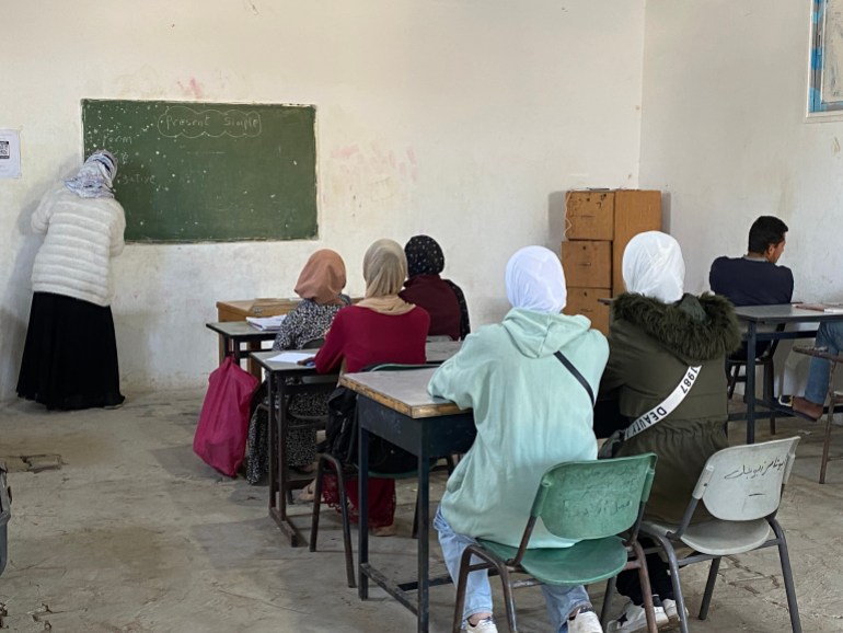 يقدم مخيم إنسان خدمات تعليمية لمساعدة طلبة التوجيهي للاستعداد للامتحانات-رائد موسى-دير البلح-الجزيرة نت