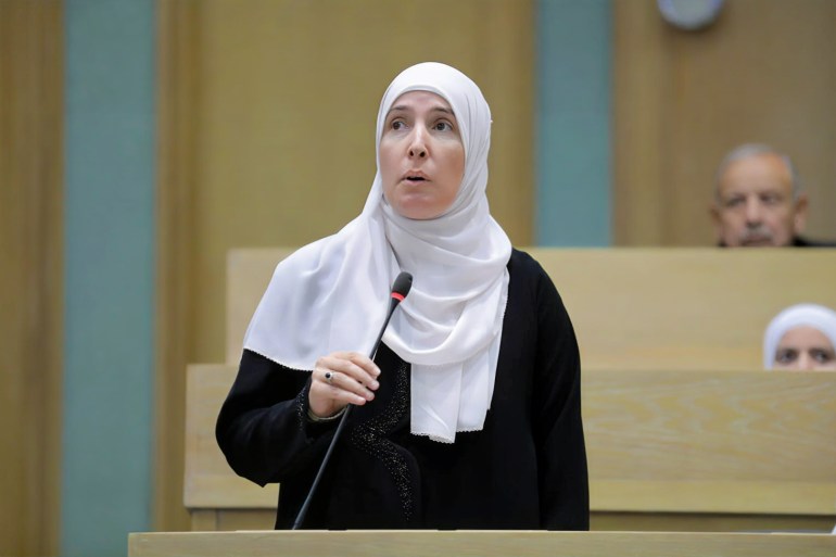 النائب راكين أبو هنية دعت الحكومة للإفراج عن الأسير الطبيب البلوي المصدر: الصفحة الرسمية للنائب راكين خلف أبو هنية