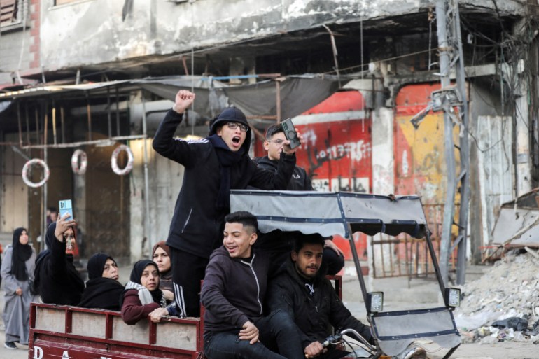 Displaced Palestinians make their way to return to their homes before a ceasefire between Israel and Hamas takes effect, in Gaza City, January 19, 2025. REUTERS/Dawoud Abu Alkas TPX IMAGES OF THE DAY