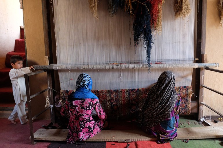 احدى ورش حياكة السجاد في ولاية بدخشان شمالي أفغانستان