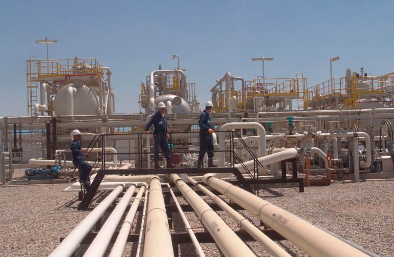 حقل طاوكي النفطي شمالي العراق يضخ كميات من النفط عبر خط الخط النفطي المتجه إلى ميناء جيهان التركي للتصدير (الأوروبية) epa01748177 Iraqi workers at Tawke oil field in the town of Zakho, northern Iraq on 01 June 2009. The government's Ministry of Natural Resources announced the official start of oil exports from the Tawke field for 01 June at an average rate of 60,000 bpd, The ministry also said that 40,000 bpd of crude exports from Taq Taq field, which has estimated oil reserves of 1.2 billion barrels, would begin traveling by truck and through an Iraqi-Turkish export pipeline and the exported crude from both fields will be marketed by Iraq's State Oil Marketing Organization (SOMO), noting that the revenue will be deposited to the federal government's account. EPA/KAMAL AKRAYI