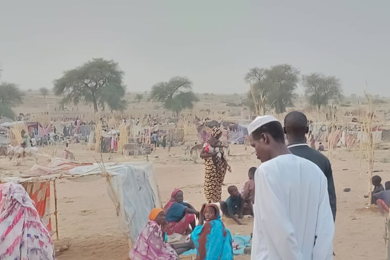 نازحون من زمزم في محيط مدينة الفاشر