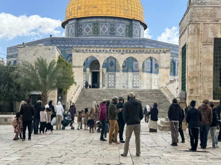 اقتحم المستوطنين الإسرائيليين بحراسة الشرطة الإسرائيلية، الثلاثاء، المسجد الأقصى في اليوم الثالث من عيد الفصح اليهودي الذي يستمر أسبوعا. ( Gazi Samad - وكالة الأناضول )