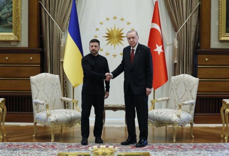 epa12102156 A handout picture made available by the Turkish Presidential Press Office shows Ukrainian President Volodymyr Zelensky (L) and Turkish President Recep Tayyip Erdogan posing for an official photo prior to their meeting in Ankara, Turkey, 15 May 2025, on the same day Russian and Ukrainian delegations gather for peace talks in Istanbul. EPA-EFE/TURKISH PRESIDENTIAL PRESS OFFICE HANDOUT HANDOUT EDITORIAL USE ONLY/NO SALES