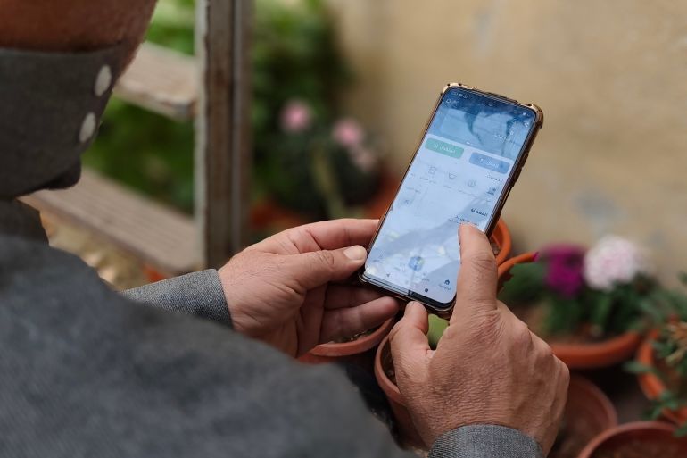 الموظفون بدؤوا باستلام رواتبهم عبر التطبيق(الجزيرة نت)