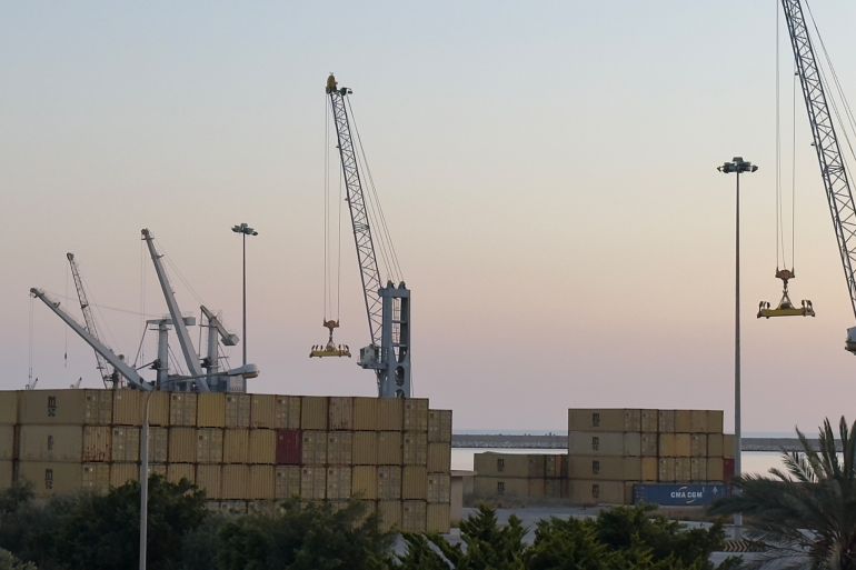 يقع المرفأ في مدينة اللاذقية غرب شمال سوريا