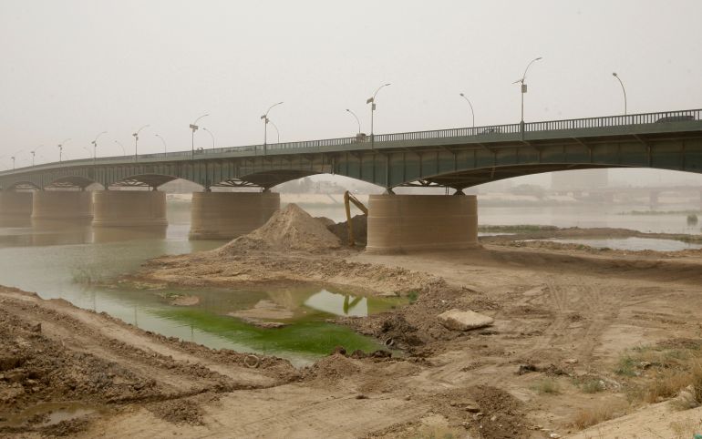 A view shows the bank of Tigris river during a sandstorm in Baghdad July 7, 2009. What was known as history's fertile crescent, where lush farmland and abundant water gave rise to civilisation, is today a dusty desert where the Tigris and Euphrates rivers crawl sluggishly toward the sea. Vast tracts of Iraqi farmland are cracked and barren, precious marshes have dried up and sandstorms blot out the sun. To match feature IRAQ/WATER REUTERS/Mohammed Ameen (IRAQ ENVIRONMENT)