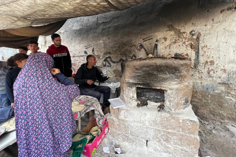 أفران الطين تشكو أيضا من قلة الحطب وغلاء أسعاره وعدم توفر الدقيق في منازل سكان غزة