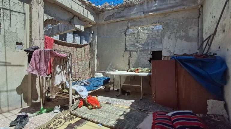 داخل منزل في المخيم_ الجزيرة نت (1)