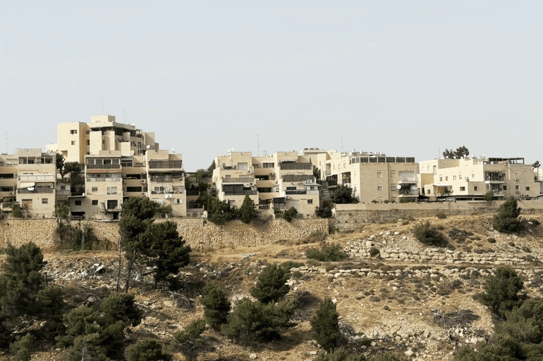 فلسطين - شمال شرق القدس - عناتا - 07.2025 - محمد السنجلاوي - خاص الجزيرة نت -(اطراف من مستوطنة بسجات زئيف والتي ايضا تطلى على البلدة من الجهة الشمالية الغربية