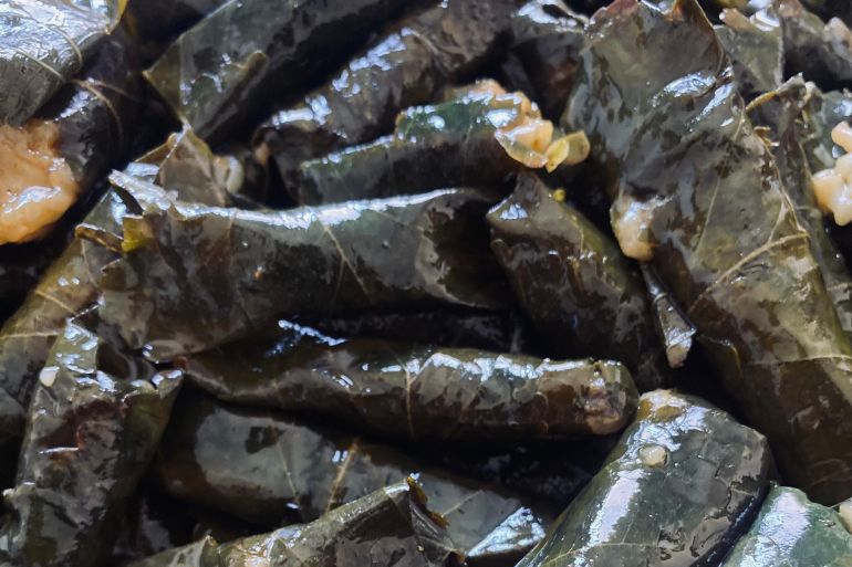 غزيات يطهون ورق التوت بديلاً عن ورق العنب
