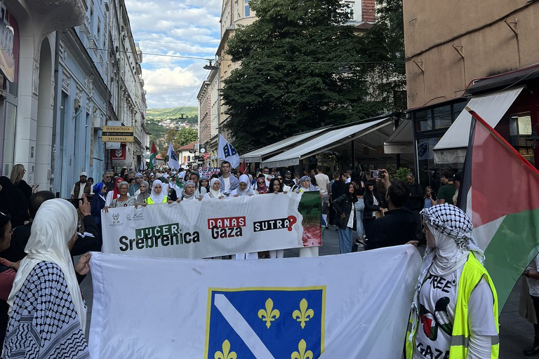 "بالأمس سربرنيتسا.. اليوم غزة": مسيرة تضامنية تجوب سراييفو في ذكرى سربرنيتسا
