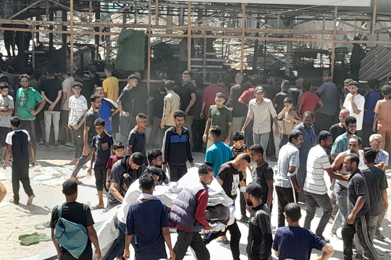 من موقع المجزرة في كافتيريا الباقة على شاطئ بحر غزة التي راح ضحيتها 33 فلسطينياً