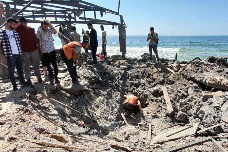 من موقع المجزرة في كافتيريا الباقة على شاطئ بحر غزة التي راح ضحيتها 33 فلسطينياً