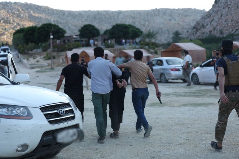 قيادة الأمن الداخلي في محافظة إدلب تنفذ بالتعاون مع جهاز الاستخبارات العامة عملية أمنية نوعية استهدفت خلية إرهابية تتبع لتنظيم داعش في منطقة حارم @AlekhbariahSY