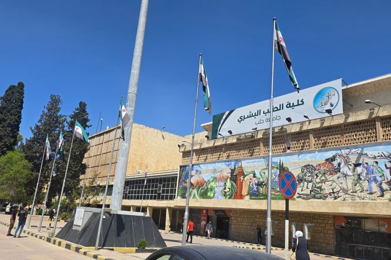 جامعة حلب تضم عشرات آلاف الطلاب من سوريا)الجزيرة نت