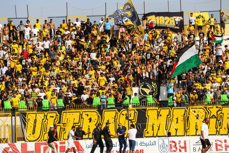 صورة عدد 3 مشجعون من النادي البنزرتي قبل توقف مباراة فريقهم ضد الإفريقي بسبب العنف ـ صفحة البنزرتي على موقع فيسبوك